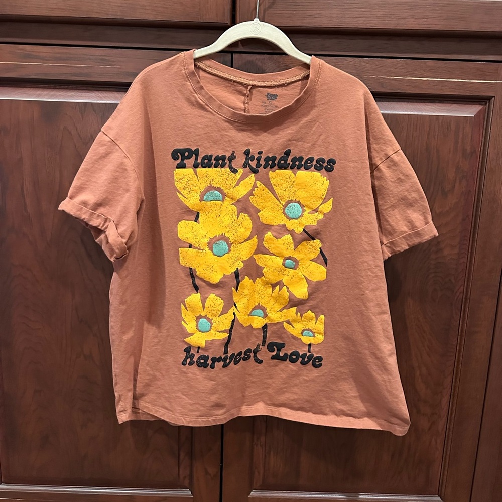 Graphic tee “Plant kindness harvest love” sz XL
